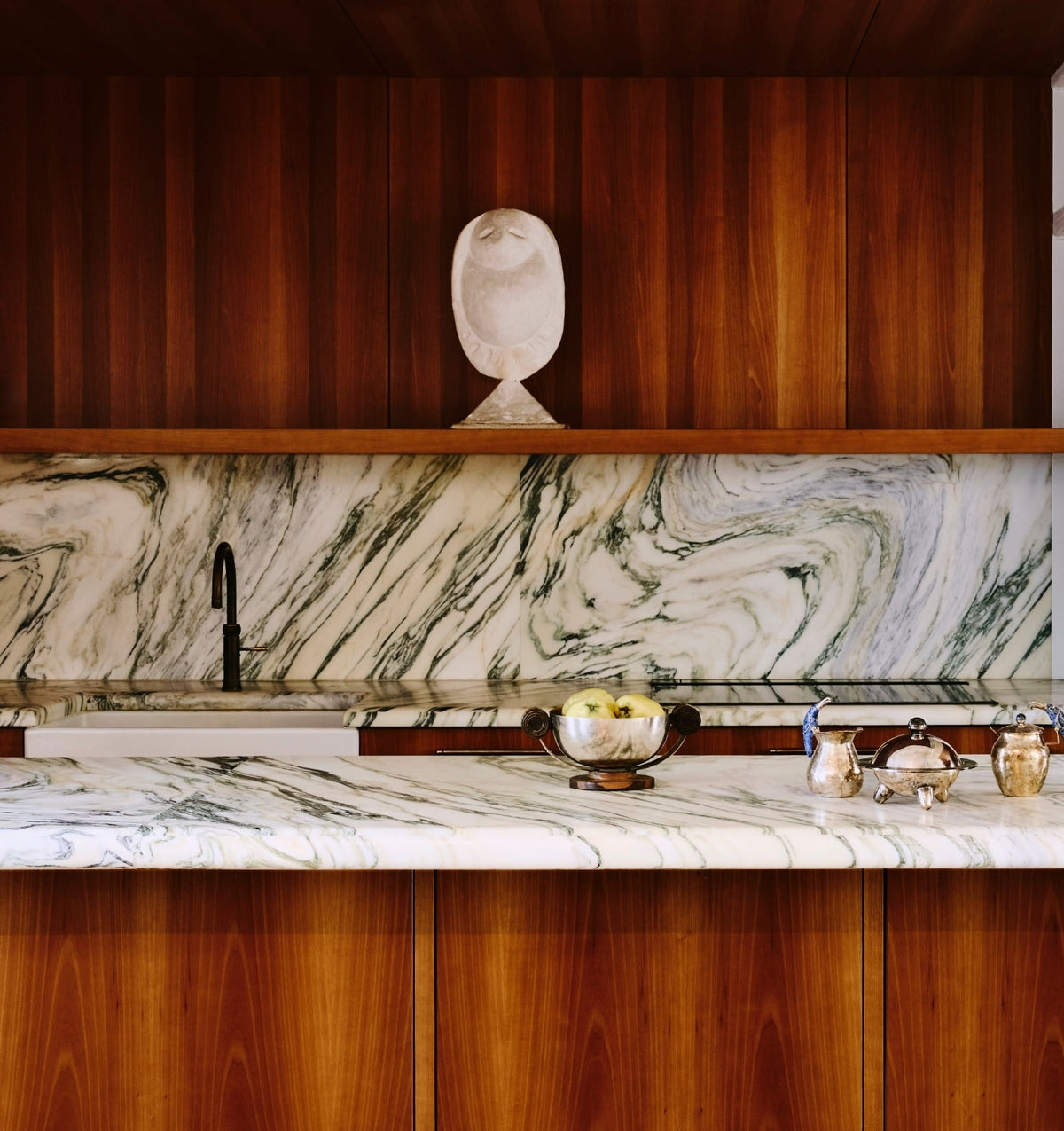 Kitchen with Fantastico Arni Verde marble and walnut cabinetry in the Ladbroke Grove apartment
