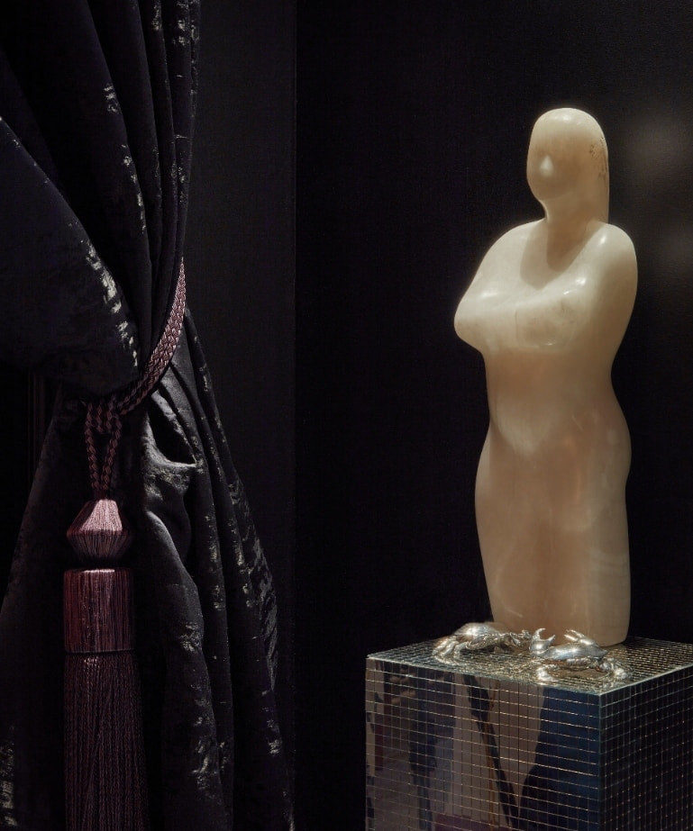 Translucent female sculpture on a mirrored pedestal in the Home Bar at WOW!house 2023